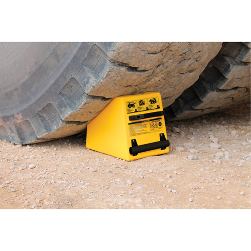 Cale de roue ultra-robuste pour l'exploitation mini&egrave;re Checkers Safety, PEHD, Jaune, 14-1/2" la x 17-1/2" p x 16" h Oxymax Inc