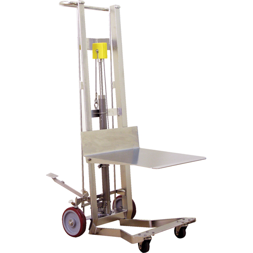 Gerbeur hydraulique &agrave; plateforme, M&eacute;canisme Pompe au pied, Capacit&eacute; de 750 lb, Levage max de 54" Oxymax Inc