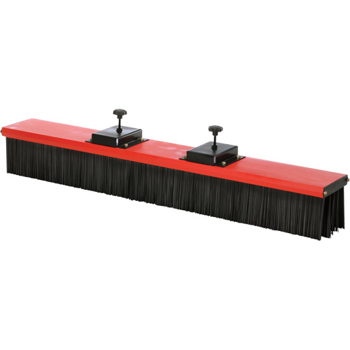 Balai-brosse mont&eacute; sur chariot &agrave; fourches Oxymax Inc