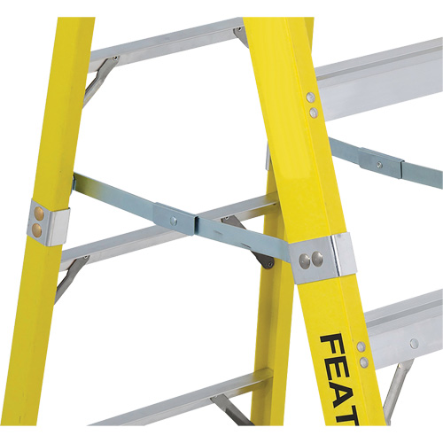 Industrial Heavy-Duty Stepladders (6400 Series), 4', Fibreglass, 300 lbs. Capacity, Type 1A Oxymax Inc