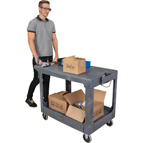 Chariot utilitaire pour l'entretien avec tablette plate, 2 tiers, 25-1/4" x 32-1/4" x 44", Capacit&eacute; 550 lb Oxymax Inc