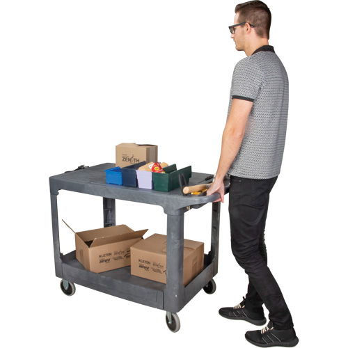 Chariot utilitaire pour l'entretien avec tablette plate, 2 tiers, 25-1/4" x 32-1/4" x 44", Capacit&eacute; 550 lb Oxymax Inc