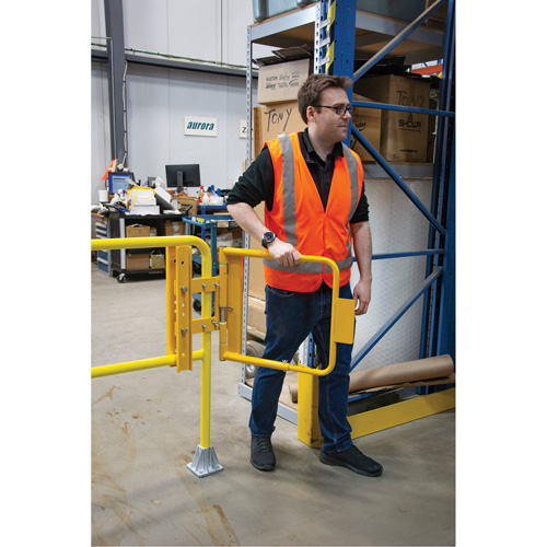 Safety Swing Gate, 21" H x 16" - 26" W Oxymax Inc