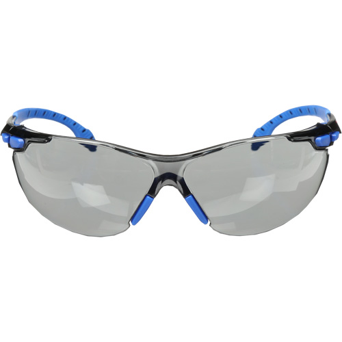 Lunettes de s&eacute;curit&eacute; Solus avec lentilles Scotchgard, Lentille Grise/fum&eacute;e, Antibu&eacute;e, R&eacute;pond ou surpasse la norme CSA Z94.3 Oxymax Inc