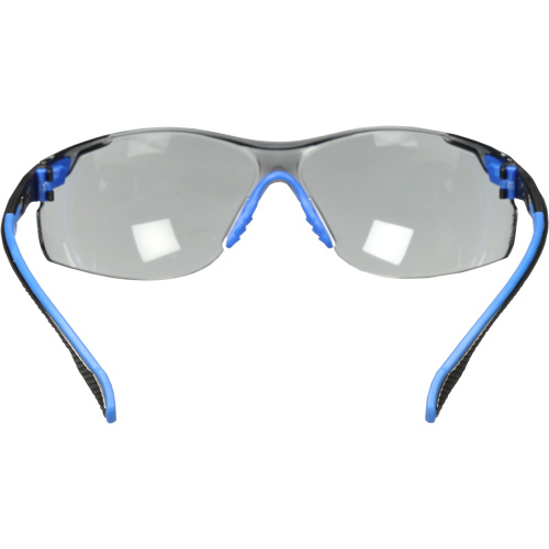 Lunettes de s&eacute;curit&eacute; Solus avec lentilles Scotchgard, Lentille Grise/fum&eacute;e, Antibu&eacute;e, R&eacute;pond ou surpasse la norme CSA Z94.3 Oxymax Inc
