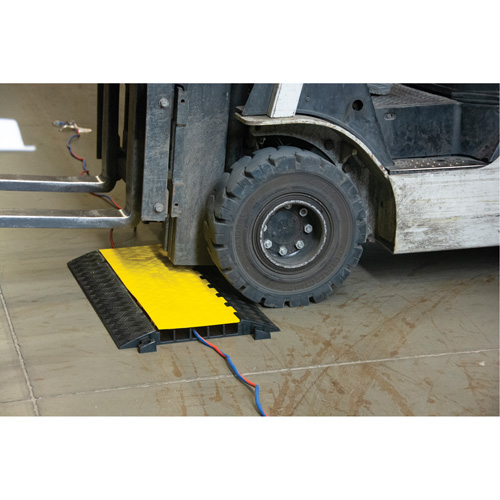 Protecteur de c&acirc;bles en polyur&eacute;thane, 5 canaux, 35,43" lo x 19,69" la x 2" h Oxymax Inc