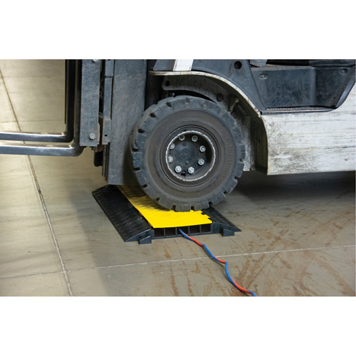 Protecteur de c&acirc;bles en polyur&eacute;thane, 5 canaux, 35,43" lo x 19,69" la x 2" h Oxymax Inc