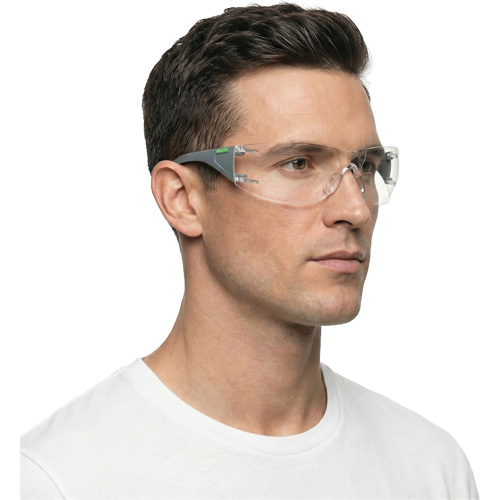 Lunettes de s&eacute;curit&eacute; gris/vert Adapt Lite, Lentille Transparent, Antibu&eacute;e/Anti-&eacute;gratignures, ANSI Z87+/R&eacute;pond ou surpasse la norme CSA Z94.3 Oxymax Inc