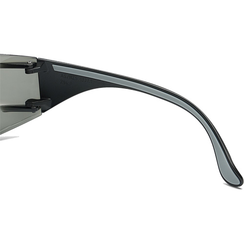 Lunettes de s&eacute;curit&eacute; Adapt Lite, Lentille Fum&eacute;e, Antibu&eacute;e/Anti-&eacute;gratignures, ANSI Z87+/R&eacute;pond ou surpasse la norme CSA Z94.3 Oxymax Inc