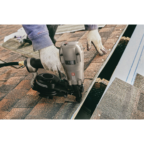 Cloueuse pneumatique &agrave; rouleau 15° pour toiture Oxymax Inc