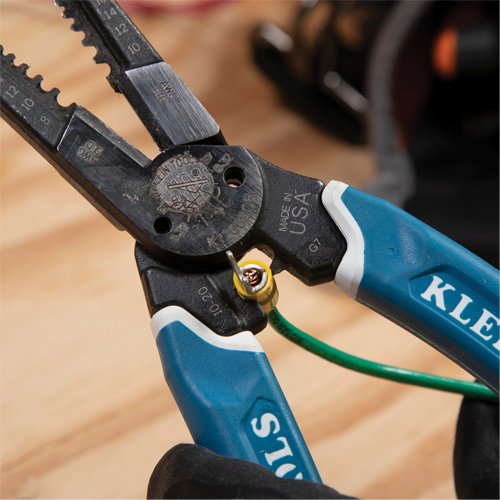 Outil polyvalent Klein-Kurve pour d&eacute;nuder, couper et sertir les fils, 8-1/4" lo, 8 - 20 AWG Oxymax Inc