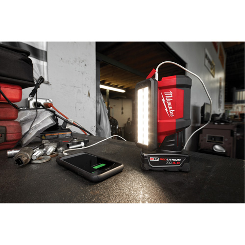 Projecteur &agrave; faisceau large pour entretien et r&eacute;paration avec chargeur USB M12 Rover, DEL, 700 lumens Oxymax Inc