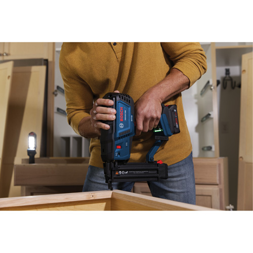 Brushless 18-Gauge Brad Nailer Kit with Standard Power Battery, 18 V, Lithium-Ion Oxymax Inc