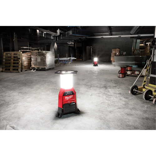 Lampe de chantier M18 Radius et chargeur avec One-Key, DEL, 4800/9000/2500 lumens, Boîtier en Plastique Oxymax Inc