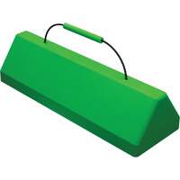 Cale de roue pour avion Checkers Safety SafeRay avec poign&eacute;e &agrave; c&acirc;ble, Ur&eacute;thane, Vert fluorescent, 24" la x 8" p x 6" h Oxymax Inc