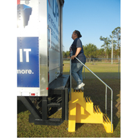 Escabeau industriel, 4 marches, 43" x 22-1/2" x Hauteur 66" Oxymax Inc