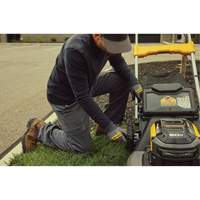 Trousse tondeuse &agrave; gazon autopropuls&eacute;e sans balais sans fil avec roues motrices arri&egrave;res 60 V MAX*, Pouss&eacute;e automatique, &agrave; pile, Largeur de coupe 21" Oxymax Inc