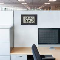 Horloge murale numérique à réglage automatique avec rétroéclairage automatique, Numérique, À piles, Noir OR501 | Oxymax Inc