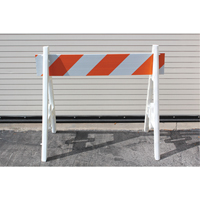 Barricades, En A, 28,6" lo x 40" h, Orange/Blanc SEK532 | Oxymax Inc