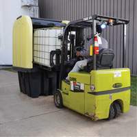 Palette anti-d&eacute;versement jaune &agrave; couvercle rigide roulant, 65" lo x 65" la x 101" h, Capacit&eacute; de charge 5000 lb Oxymax Inc